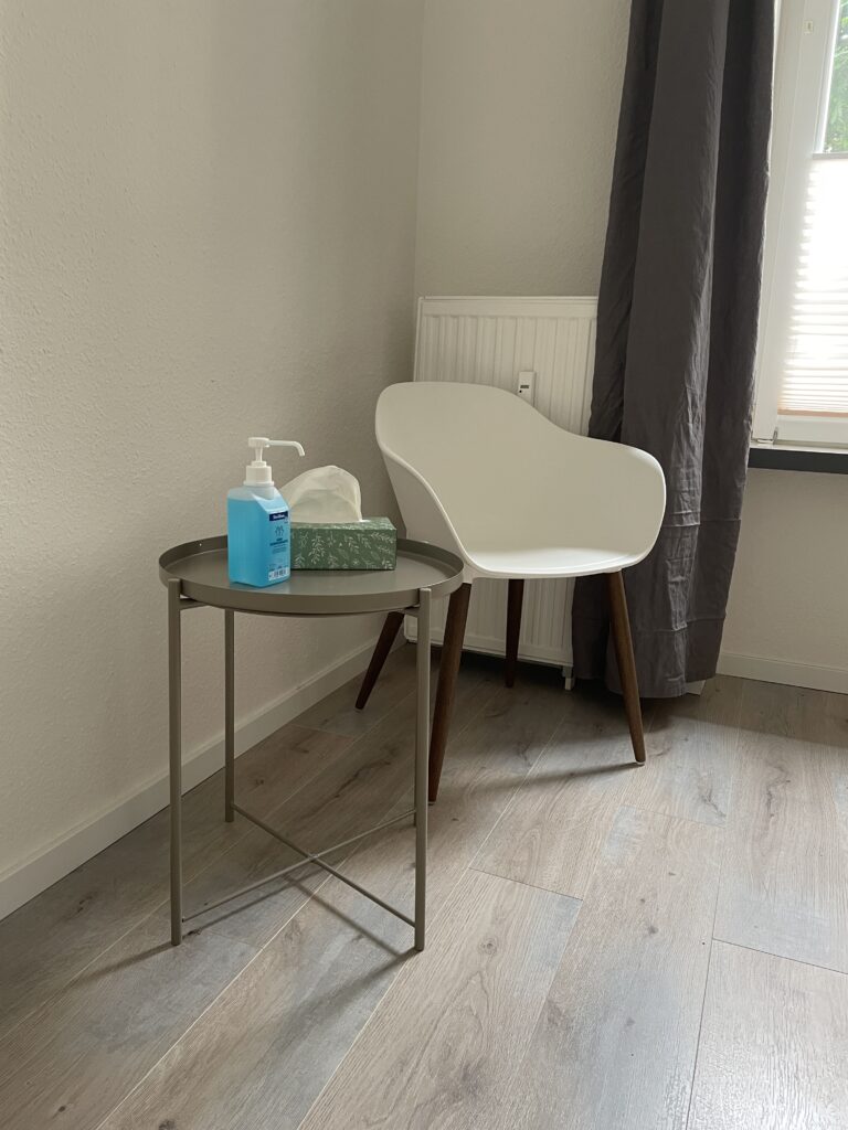 Physiotherapeutin behandelt Patientin mit manueller Therapie in moderner Praxis
Übung zur Mobilisierung der Wirbelsäule in der Physiotherapie
Individuelle Betreuung während der Schwangerschaftsphysiotherapie
Behandlung von Rückenschmerzen mit physiotherapeutischer Anwendung
Therapieraum mit Behandlungsliege in heller und freundlicher Praxis
Physiotherapeut zeigt Faszienrolle zur Eigenübung zu Hause
Lymphdrainage bei geschwollenem Bein durch erfahrene Therapeutin
Persönliche Beratung zur Therapieplanung in der Praxis in Köln Rathenauviertel