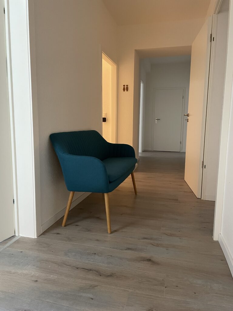 Physiotherapeutin behandelt Patientin mit manueller Therapie in moderner Praxis
Übung zur Mobilisierung der Wirbelsäule in der Physiotherapie
Individuelle Betreuung während der Schwangerschaftsphysiotherapie
Behandlung von Rückenschmerzen mit physiotherapeutischer Anwendung
Therapieraum mit Behandlungsliege in heller und freundlicher Praxis
Physiotherapeut zeigt Faszienrolle zur Eigenübung zu Hause
Lymphdrainage bei geschwollenem Bein durch erfahrene Therapeutin
Persönliche Beratung zur Therapieplanung in der Praxis in Köln Rathenauviertel