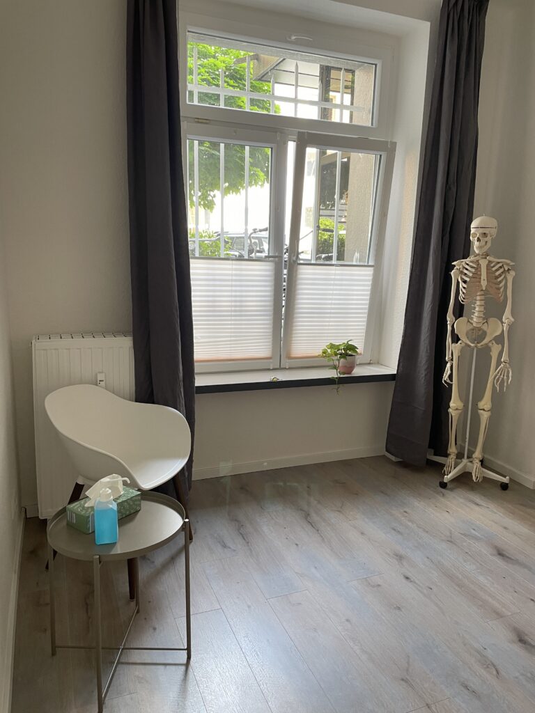 Physiotherapeutin behandelt Patientin mit manueller Therapie in moderner Praxis
Übung zur Mobilisierung der Wirbelsäule in der Physiotherapie
Individuelle Betreuung während der Schwangerschaftsphysiotherapie
Behandlung von Rückenschmerzen mit physiotherapeutischer Anwendung
Therapieraum mit Behandlungsliege in heller und freundlicher Praxis
Physiotherapeut zeigt Faszienrolle zur Eigenübung zu Hause
Lymphdrainage bei geschwollenem Bein durch erfahrene Therapeutin
Persönliche Beratung zur Therapieplanung in der Praxis in Köln Rathenauviertel